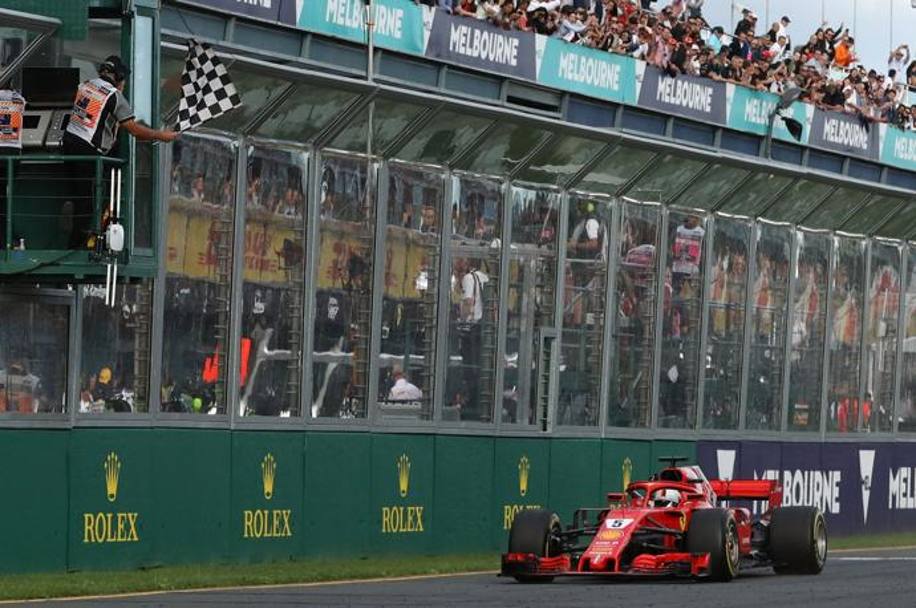 Vettel taglia il traguardo, la stagione 2018 comincia con un trionfo Ferrari.